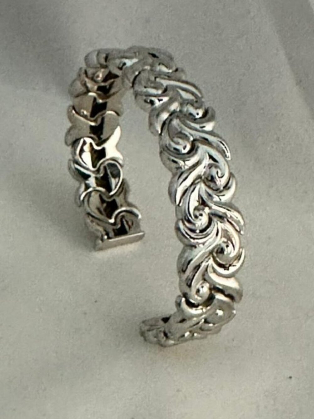 ELELEGANT SILVER-TONE SCROLL CUFF BEAUTIFULLY CRAFTED FOR YOU !